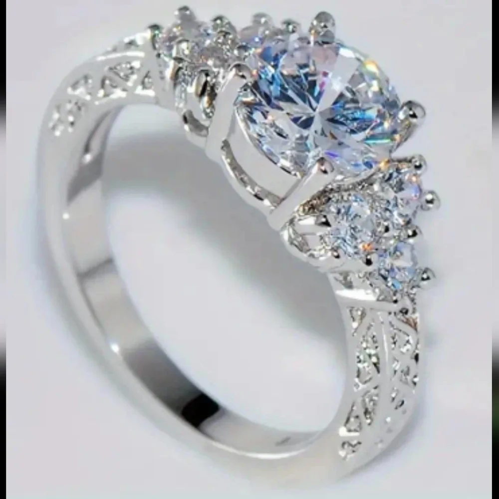 New stunning women's size 8 fashion ring